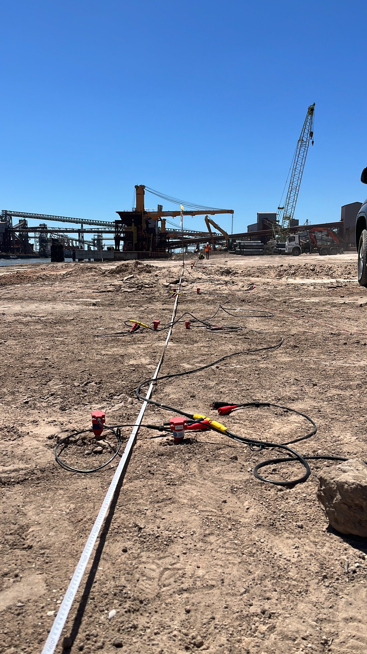 Soil profiling for the sheet piling works at Corporación Navíos, using seismic refraction and MASW. Nueva Palmira, Uruguay