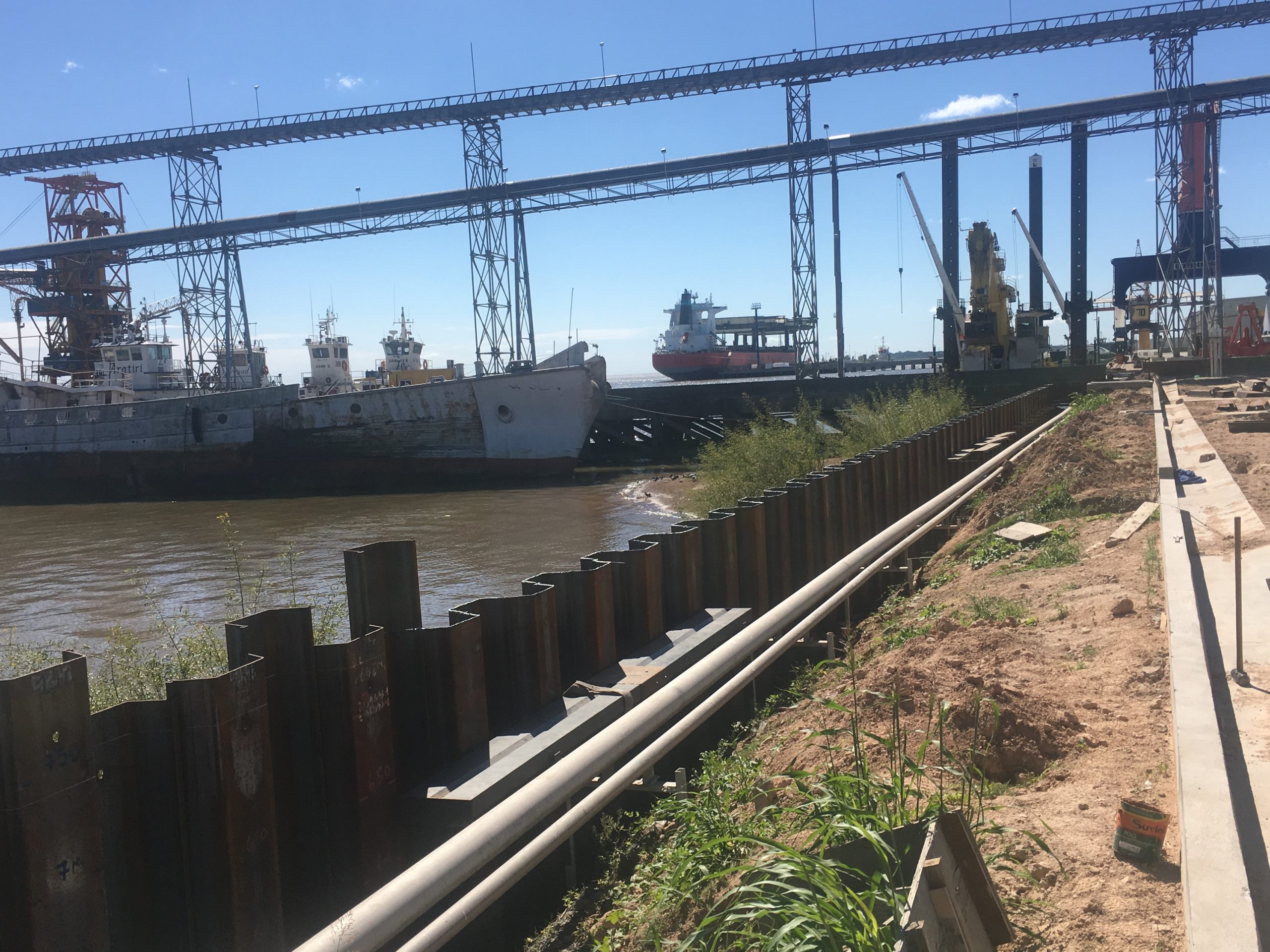 Sheet piling for the construction of the south apron at the Port of Nueva Palmira
