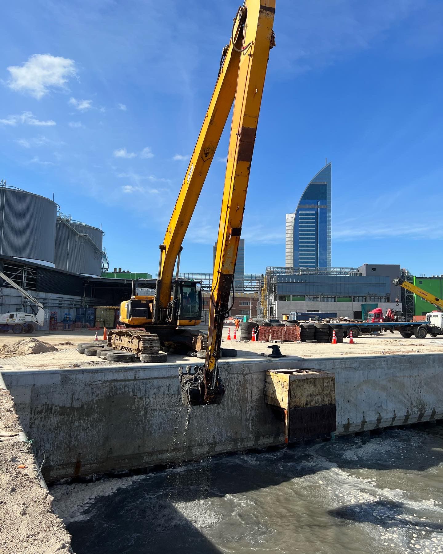 Quay-wall dredging services for the Tebetur Pulp Terminal (UPM), Phase II