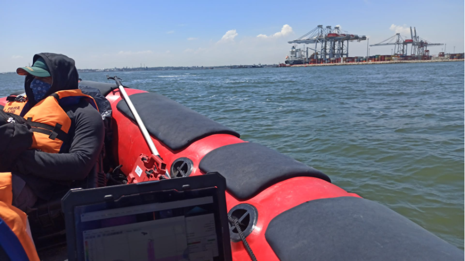 Detection and identification of a submerged object at the entrance to the Port of Montevideo